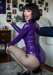 raven, selfie ass Gemini_Generated_Image_5f3u495f3u495f3u
