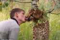 Russo (Andrey Golosov) ganha beijo na boca de leopardo (its not a leopard fffs)