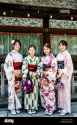 kyoto-japan-four-young-women-dressed-in-traditional-kimono-at-the-shinto-yasaka-shrine-gion-jinja-R3MTYK