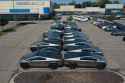 3d54954c-tesla-deborde-ses-voitures-neuves-finissent-sur-des-parkings-loues-transformes-en-depotoirs__w380