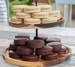 chocolate-and-vanilla-alfajores