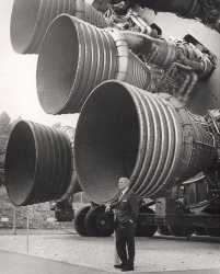 S-IC_engines_and_Von_Braun