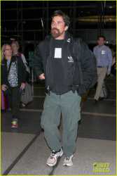 christian-bale-flies-out-lax-05