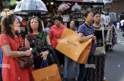 france-paris-75-galleries-lafayette-chinese-tourists-with-louis-vuitton-bags-2MKKHD7