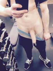 Naked-selfie-on-the-gym