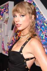 taylor-swift-vestido-negro-versace-mtv-vmas-2023-1677022044 (1)