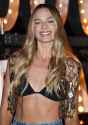 margot-robbie-v0-jd7m2vuqw4za1