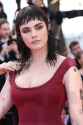 cara-delevingne-debuts-dark-hair-on-the-red-carpet-for-the-v0-jw1ty16v662f1