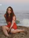 Sadie-Sink_Beach