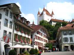 4197_-_Thun_-_Schloss_Thun_over_Rathausplatz
