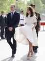 Duchess_of_Cambridge_wrestles_with_her_1_700_dress_in_the_wi-m-53_1460386492057