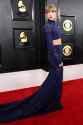 Taylor Swift combina una falda larga con crop top en los Grammys.jpg