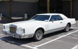 2560px-1979_Lincoln_Continental_Mark_V_Collector_27s_Series__287503042882_29__28cropped_29