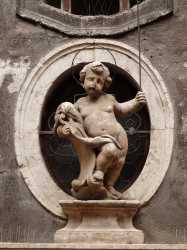1280px-Trento-statue_of_Simon_of_Trent_in_via_Simonino