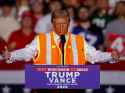 36080377-der-republikaner-donald-trump-schluepfte-am-30-oktober-bei-einer-wahlkampfrede-in-wisconsin-in-die-rolle-eines-fiktiven-muellmannes-1PykpF7eKee9