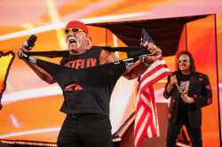 Hulk-Hogan-Booed-During-WWE-Raw-Premiere-on-Netflix-1