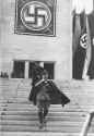 Adolf_Hitler_Nuremberg_stairs_1930s