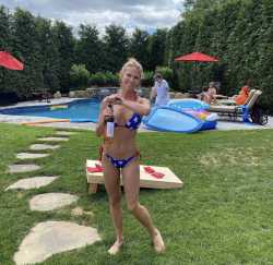 celebrating-the-4th-of-july-with-the-hottest-milf-nma20als8a