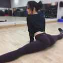 tight-clothes-splits-brJHTT