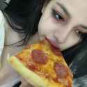 crying pizza girl