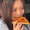 kgal eating pizza