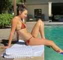 2022 Gal Gadot flaunts toned abs in makeup-free bikini photo (1)