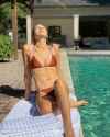 2022 Gal Gadot flaunts toned abs in makeup-free bikini photo (2)