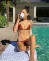 2022 Gal Gadot flaunts toned abs in makeup-free bikini photo (3)