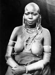 Artificial_deformation,_Masai_woman_wearing_heavy_armlets_Wellcome_M0012588