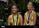 einheimische-mdchen-mit-traditionellem-schmuck-yap-mikronesien-traditionally-dressed-yapese-dancers-topless-yap-micronesia-R0R1EA