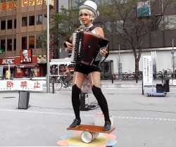 A_sexy_street_performer_accordionist_Accor_de_Nonnon_or_Norie_ANZAI_2013-10-12_Nakano_City_Tokyo_Japan