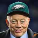 jerry_jones_wearing_philadelphia_eagles_hat