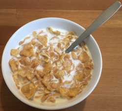 Kellogg&#039;s_Corn_Flakes,_with_milk