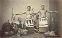 1280px-Sumo-Yokozuna-Shiranui-and-Kimenzan-1869