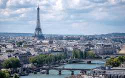 800px-La_Tour_Eiffel_vue_de_la_Tour_Saint-Jacques,_Paris_août_2014_(2)[1]