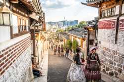 asian-tourists-in-hanbok