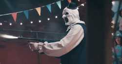 terrifier-2-art-with-a-machine-gun