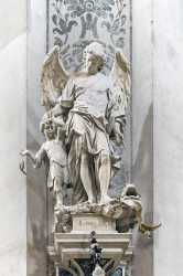 Interior_of_Chiesa_dei_Gesuiti_(Venice)_-_Center_of_the_transept_-_Archangel_Raphael