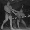 69年名古屋場所、照桜を押し出す増位山（右）（1969年7月）